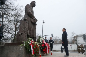 andrzej duda pod pomnikiem józefa piłsudskiego